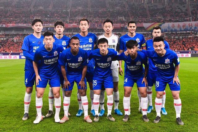 着球场内的 着球场内的