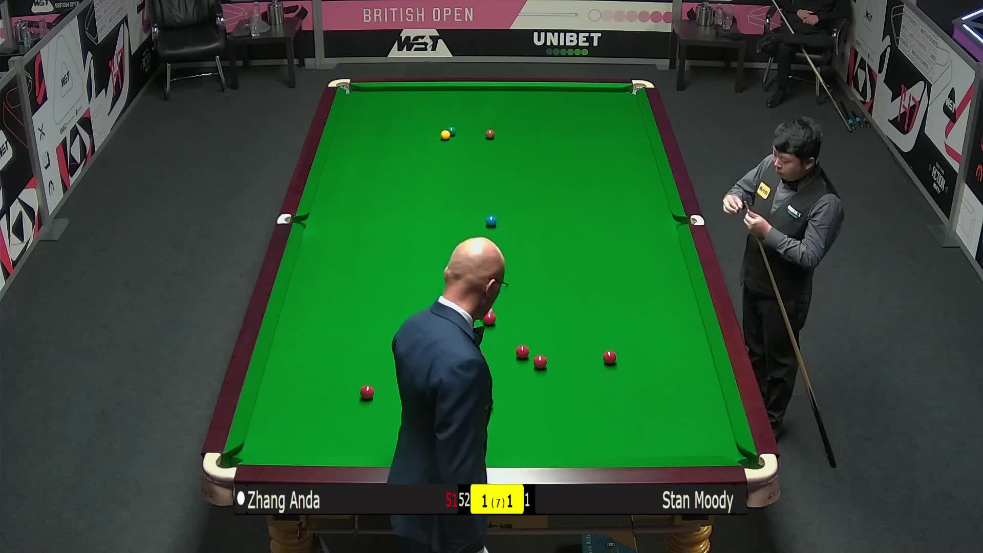 体育场外的 体育场外的